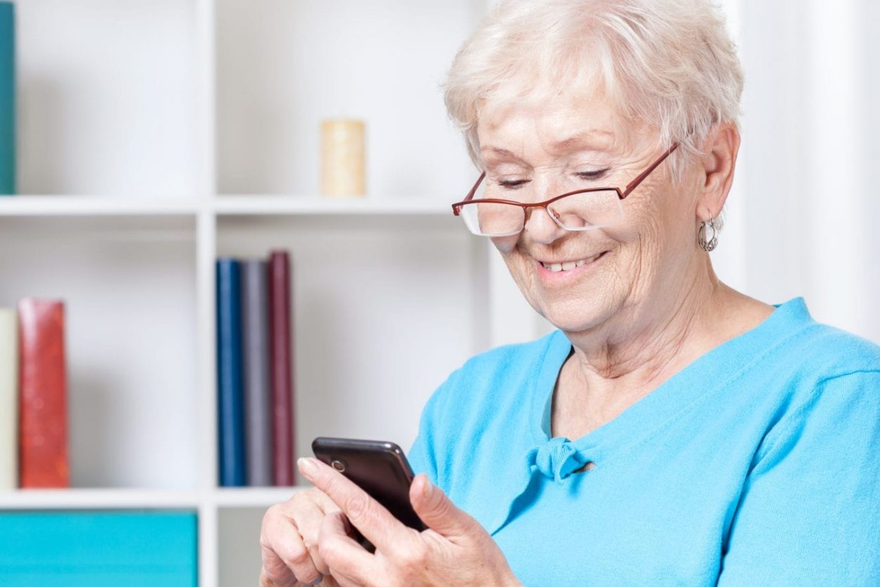 Смартфон для пенсионеров 2024. Смартфон для пожилых. Смартфон для пенсионеров 2022. Смартфон обучение для пожилых.